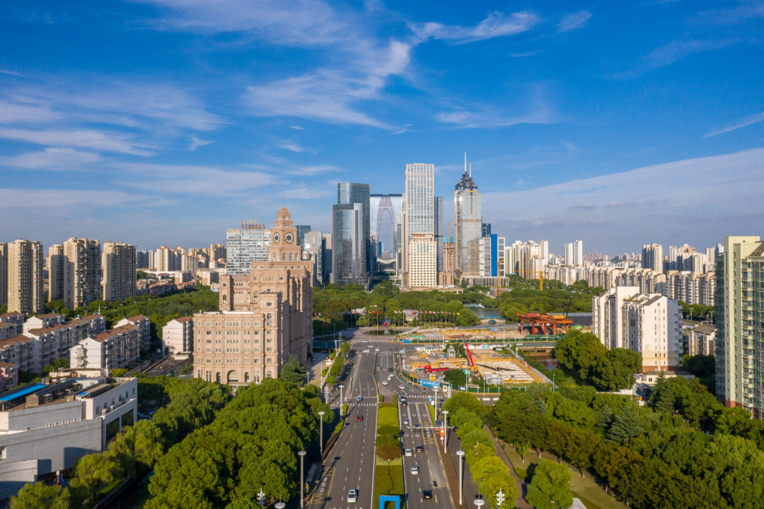 產業(yè)向“高”而攀?服務向“優(yōu)”而行